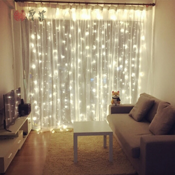 LEDカーテンのイルミネーションランプが点灯します。部屋を飾ります。クリスマスイルミネーション。寝室の祭日飾りランプは3×3メートルです。カラーは【12飾り300灯】