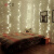 LEDカーテンのイルミネーションランプが点灯します。部屋を飾ります。クリスマスイルミネーション。寝室の祭日飾りランプは3×3メートルです。カラーは【12飾り300灯】